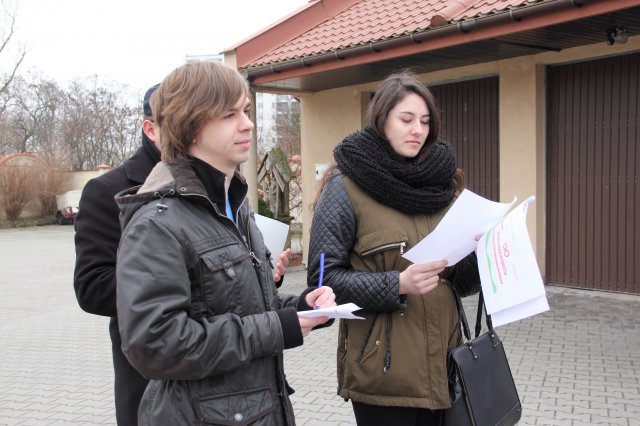 Nasi wolontariusze rozwiązują zagadki